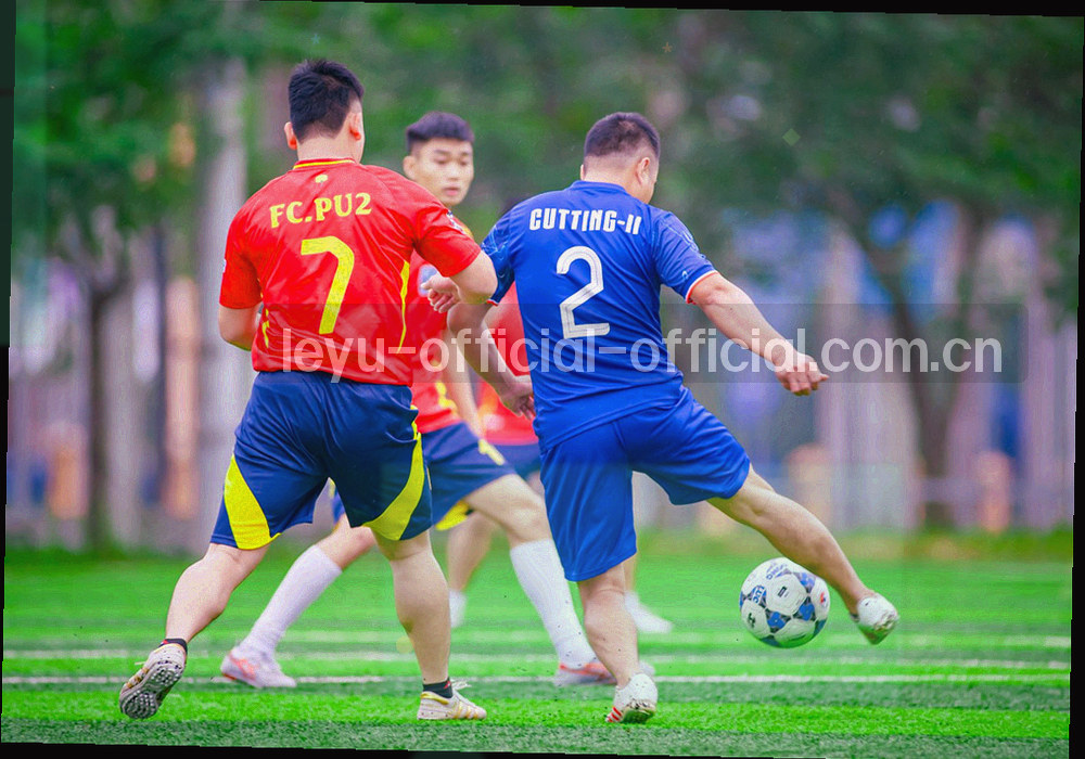 射手榜三项指标的数据卡片与条形图示意，进球、助攻与出场时间用暖金色标注